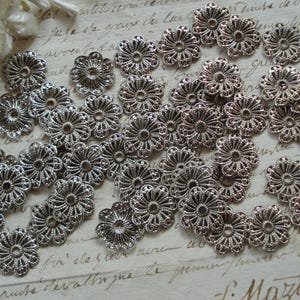 4 Stück Vintage Französisch Silber Metall Filigran Stanzteile Zubehör Blume Pailletten Aufnäher Perlen Schmuck Cabochons Knöpfe Verschönerung Trim