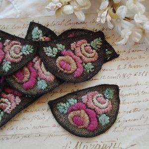 1 Antique c1910 Français Art déco brodé laine fleurs roses & fil de métal appliques florales garniture poupée robe chapeau altéré Art Collage vintage