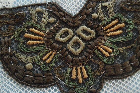 Ancien Français Art déco Floral métallisé or brun vert brodé de garniture de brodé ruban Textile Applique Vintage Edwardian clapet robe Ladies Hat d67760 Ancien Français Art déco Floral métallisé or brun vert brodé de garniture de brodé ruban Textile Applique Vintage Edwardian clapet robe Ladies Hat d67760
