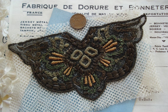 Ancien Français Art déco Floral métallisé or brun vert brodé de garniture de brodé ruban Textile Applique Vintage Edwardian clapet robe Ladies Hat d67760 Ancien Français Art déco Floral métallisé or brun vert brodé de garniture de brodé ruban Textile Applique Vintage Edwardian clapet robe Ladies Hat d67760
