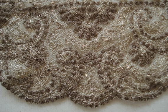 Antique Français en argent métallique métal fil Floral chapellerie Applique Crinoline Net fleur chapellerie Floral Textile garniture victorienne clapet robe de c1920 en dentelle d57835 Antique Français en argent métallique métal fil Floral chapellerie Applique Crinoline Net fleur chapellerie Floral Textile garniture victorienne clapet robe de c1920 en dentelle d57835