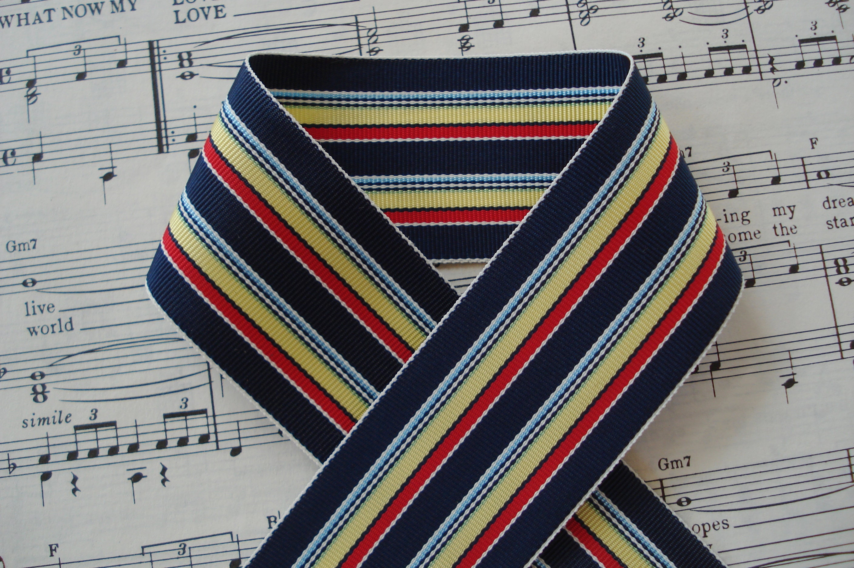 1Y Vintage Français 1 1/2" Stripe bleu marine rouge jaune rayonne Grosgrain gros grain chapellerie ruban chapeau garniture courroies Français poupée Tote couture 1Y Vintage Français 1 1/2