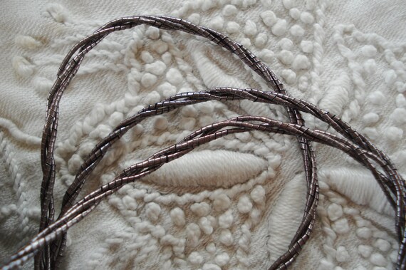 1Y Antique Français Violette violet 3 plis Beadette Beadette plis perle comme les boulangers garniture cordon rond métallique métallique fil ruban ficelle travail ruban Vintage 13e154 1Y Antique Français Violette violet 3 plis Beadette Beadette plis perle comme les boulangers garniture cordon rond métallique métallique fil ruban ficelle travail ruban Vintage 13e154
