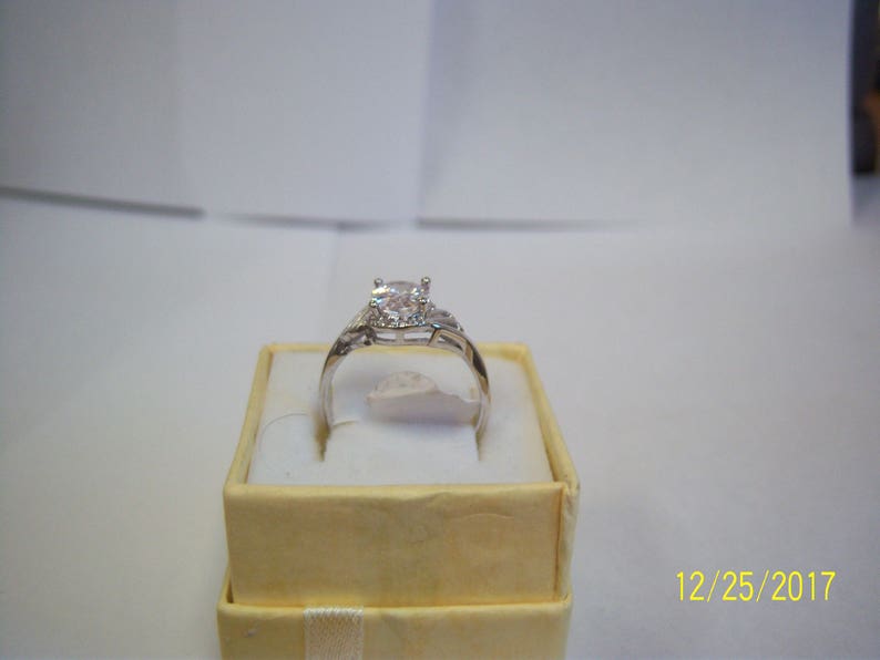 silver steel Size 9 Woman/'s Ring Costume Jewelry. clear stone 2010 Oval metal band