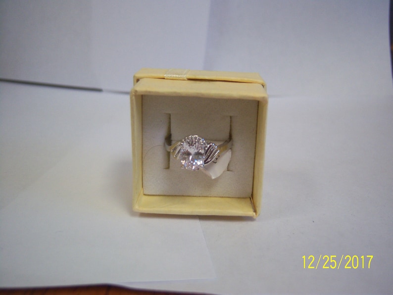 silver steel Size 9 Woman/'s Ring Costume Jewelry. clear stone 2010 Oval metal band