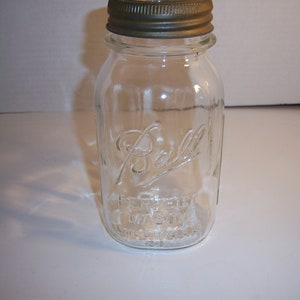 1940-50&#39;s Ball Perfect  Mason Clear Quart  Fruit Canning jar Rings on Base  Wedding  Shower display centerpiece