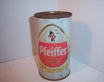 Könnte beinhalten: Eine weiße Aluminiumdose mit einem roten und goldenen Etikett. Das Etikett trägt den Text "Pfeiffer Premium Beer" und eine Cartoon-Illustration eines Mannes in einer rot-weißen Uniform.