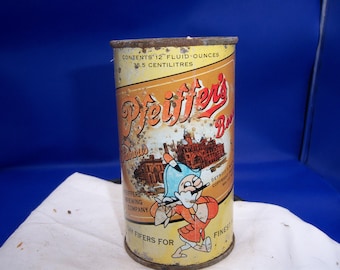 Könnte beinhalten: Vintage Pfeiffer's Bierdose mit verblichenem orange-gelbem Design. Die Dose zeigt eine Cartoonfigur, die Flöte spielt, den Namen der Brauerei und den Text "Inhalt 35,5 Zentiliter". Die Dose weist Alters- und Gebrauchsspuren auf.