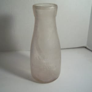 1910's F.E. Boyd 20 Oakes St Everett Mass purple amethyst 7 3/8" PINT milk bottle