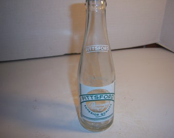 MI2 - 1961 Pittsford Beverages Rochester NY CLEAR & White ACL 7 oz Soda Bottle