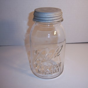 1920&#39;s Ball Perfect Mason Clear Quart  Fruit  Canning jar Wedding Shower display centerpiece No 1