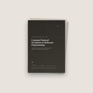 Peut inclure: Un livre de référence gris anthracite foncé intitulé Common Postural Deviations & Reformer Programming. La couverture présente un texte blanc à empattement, un arc circulaire fin et de petits points blancs. Le livre est posé sur du papier gris clair.