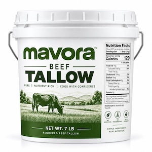 Puede incluir: Un cubo de plástico blanco de sebo de vacuno Mavora con asa metálica. La etiqueta muestra una ilustración de una vaca verde en un campo, el texto Mavora Beef Tallow y una tabla nutricional que indica un peso neto de 3,17 kg.