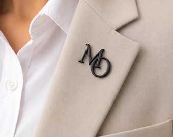 Pin de solapa con inicial personalizada, broche personalizado de 2 letras, acero inoxidable, 8 estilos de fuente, regalo para hombre y mujer.