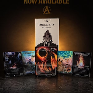 Puede incluir: Una caja blanca etiquetada como Dark Souls MTG Proxies con una ilustración en blanco y negro de un caballero, rodeada de cinco coloridas cartas de juego de fantasía con ilustraciones de personajes, llamas y texto como Gwyn Lord of Cinder.