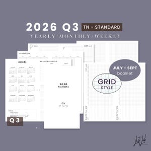Può includere: Un insieme di inserti per planner bianchi con testo che recita "2026 Q3 TN - STANDARD" e "YEARLY/MONTHLY/WEEKLY." Gli inserti includono calendari, pagine dell'agenda e un "JULY - SEPT booklet" con uno stile a griglia.