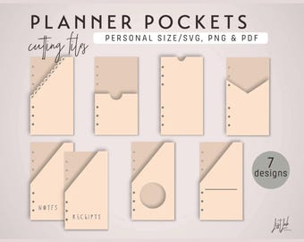 Pode incluir: Sete designs diferentes de bolsos para planejadores de tamanho pessoal. Os bolsos são bege e têm vários recortes e designs, incluindo uma borda festonada, um bolso com aba, um bolso com um recorte arredondado e um bolso com uma linha reta.