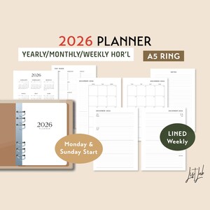 Può includere: Un'agenda ad anelli A5 color beige con pagine interne bianche. L'agenda include layout annuali, mensili e settimanali per il 2026. La copertina e le pagine mostrano il testo "2026 PLANNER". Il testo aggiuntivo include "Monday & Sunday Start" e "LINED Weekly".