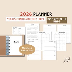 Könnte beinhalten: Ein 2026-Planer mit braunem Einband und silberner Bindung. Der Planer enthält Jahres-, Monats- und Wochenlayouts mit einem Pocket-Plus-Ring. Das Bild zeigt verschiedene Seiten, darunter Kalender und Notizseiten. Der Text auf dem Cover lautet "2026 Planner".