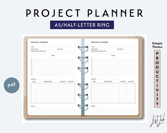 Könnte beinhalten: Ein beiger Projektplaner mit einem Ringbindungssystem. Der Planer hat zwei Seiten, jede mit Abschnitten für Titel, Startdatum, Enddatum, Beschreibung, Ziel, Aufgaben, Budget, Datum, Beschreibung, Betrag, Saldo und Notizen. Der Planer ist mit "Project Planner" und "A5/Half-Letter Ring" beschriftet.