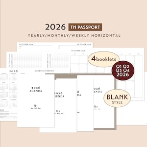 Op de afbeelding: Een verzameling 2026 TN Passport planner inserts. De inserts bevatten jaarlijkse, maandelijkse en wekelijkse horizontale lay-outs. De afbeelding toont agendapagina's, kwartaaloverzichten en een blanco stijloptie. De tekst bevat "4 booklets" en "Q1 Q2 Q3 Q4 2026".
