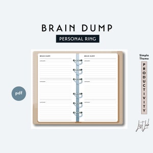 Könnte beinhalten: Ein braunes, ledergebundenes Notizbuch mit einem Ringbinder. Das Notizbuch trägt die Aufschrift "Brain Dump" und "Personal Ring" auf dem vorderen Umschlag. Das Notizbuch ist aufgeschlagen auf zwei leere Seiten mit Linien und den Worten "Brain Dump" und "Kategorie" oben auf jeder Seite.