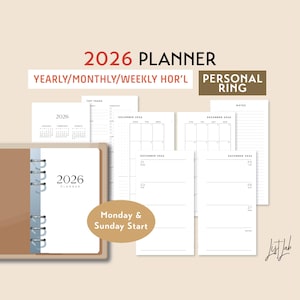 Op de afbeelding: Een 2026-planner met een bruine kaft en zilveren ringen. De planner bevat jaarlijkse, maandelijkse en wekelijkse indelingen, met de tekst "2026 PLANNER" en "PERSONAL RING". De planner bevat ook de tekst "Monday & Sunday Start".
