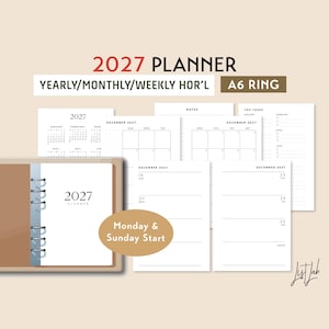 Może przedstawiać: Zestaw planera A6 z ringami na rok 2027 z rocznymi, miesięcznymi i tygodniowymi układami poziomymi. Strony zawierają widoki kalendarza, listy zadań i sekcje na notatki. Beżowy segregator mieści planer, a beżowe koło zawiera napis Monday & Sunday Start.