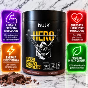 Op de afbeelding: Een zwarte cilindervormige pot met Bulk Hero 100% wei-eiwit in de smaak dubbele chocolade. Het etiket toont een afbeelding van een persoon die een halter optilt, met tekst die 26g eiwit, 3g creatine en 5g BCAA per portie aangeeft, plus 13 porties.