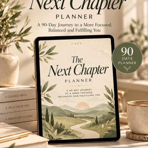 Könnte beinhalten: Ein digitales Tablet mit dem The Next Chapter Planner, einer 90-Tage-Reise zu einem fokussierteren, ausgeglicheneren und erfüllteren Ich. Der Bildschirm zeigt eine Landschaftsillustration mit Hügeln, einem gewundenen Pfad und einer Sonne sowie Symbole für persönliches Wachstum, Wohlbefinden, Zielsetzung, Achtsamkeit und ein erfülltes Leben.