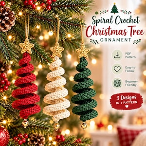 Könnte beinhalten: Drei spiralförmige Häkel-Weihnachtsbaumschmuckstücke in Rot, Creme und Dunkelgrün, jeweils mit einem kleinen gelben Stern und einer goldenen Perle an der Basis. Der Text lautet: Spiral Crochet Christmas Tree ORNAMENT, PDF Pattern, Easy to Follow, Beginner Friendly, 3 Designs IN 1 PATTERN.