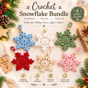 Könnte beinhalten: Ein Set aus sechs gehäkelten Schneeflocken-Anhängern in Blau, Weiß, Grün, Rot, Beige und Pink. Jede Schneeflocke hat ein zentrales Kreismuster, filigrane Spitzen und eine kleine Holzperle an der Schlaufe. Der Text lautet Crochet Snowflake Bundle.