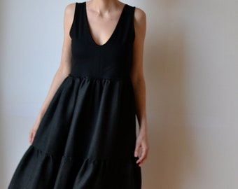 Black tiered little black dress, linen and jersey. Ruffles. V neck. LBD
