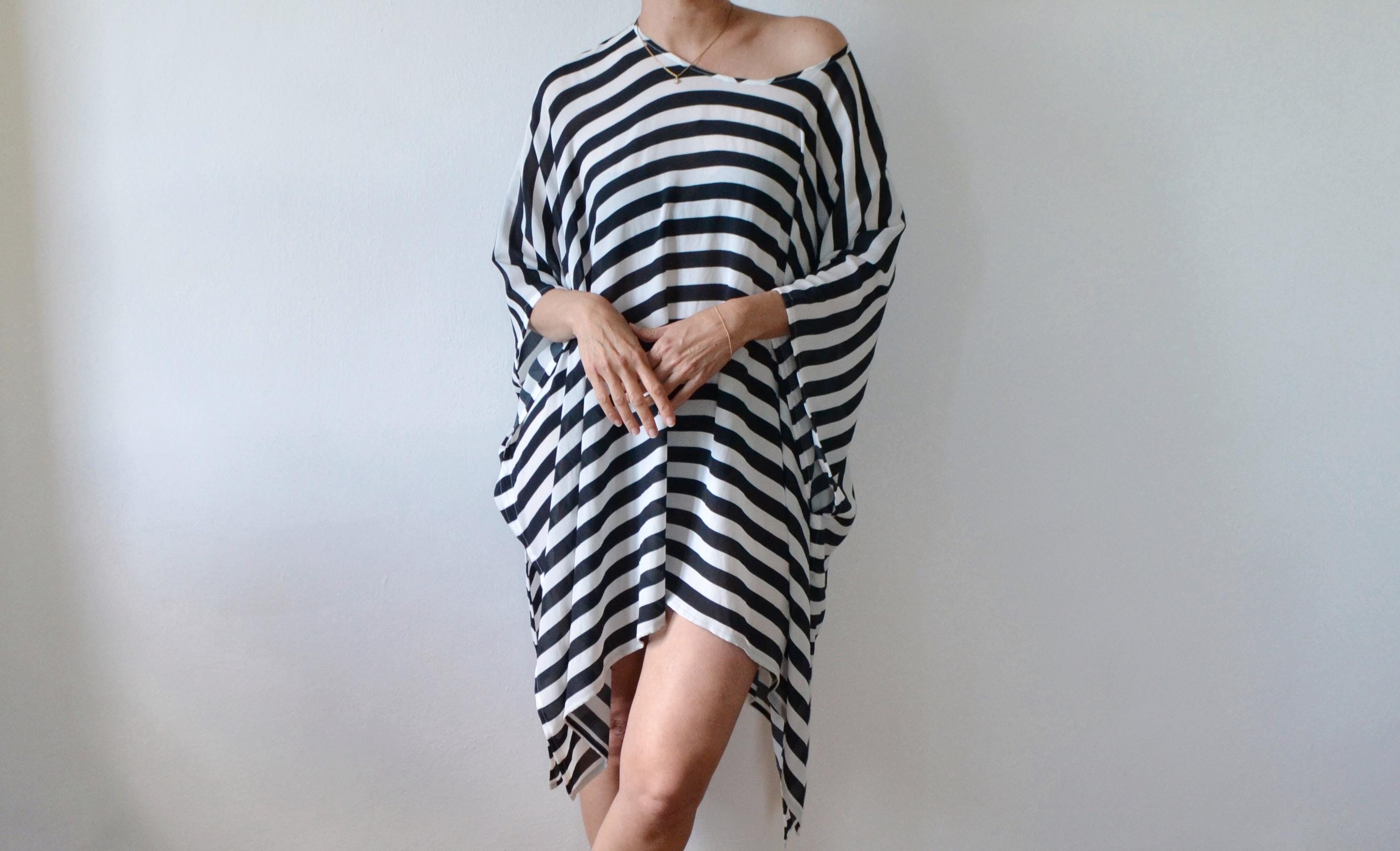 Saída de praia poncho de seda transparente | Saída de praia listrada em preto e branco | Camada esvoaçante com ombros à mostra | Roupa leve para resort | Caftan elegante