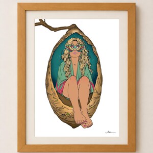 Puede incluir: Una lámina enmarcada que muestra a una persona rubia de pelo largo y ondulado sentada dentro de un gran capullo marrón que cuelga de una rama. La persona lleva una túnica verde y una máscara colorida con forma de mariposa sobre los ojos. Fondo azul oscuro.