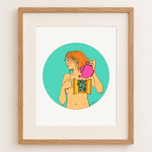 Puede incluir: Una ilustración enmarcada que muestra a una persona con cabello naranja sobre un fondo circular turquesa. La persona sostiene una tetera rosa brillante, vertiendo líquido en una cavidad torácica abierta que revela un jardín de flores y enredaderas.