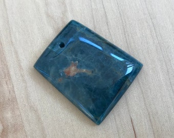 Apatite pendant stone