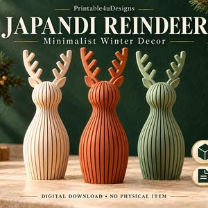 Op de afbeelding: Drie gestileerde rendierbeeldjes in beige, terracotta en saliegroen. Elk heeft een afgerond lichaam met verticale ribbels en vertakt gewei. Tekst: Printable4uDesigns JAPANDI REINDEER Minimalist Winter Decor, 3D PRINT FILE, 3MF, DIGITAL DOWNLOAD.