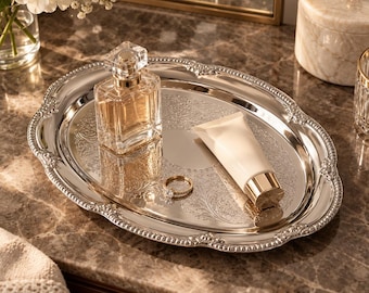 Vassoio da toeletta in argento decorato / Organizzatore ovale per profumi e gioielli d'ispirazione vintage