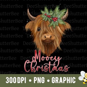 Peut inclure: Une illustration numérique d'une vache écossaise portant une couronne de houx et de baies. La vache regarde le spectateur avec une expression amicale. Le texte "Mooey Christmas" est écrit en rouge sous la vache. Le fond est noir.