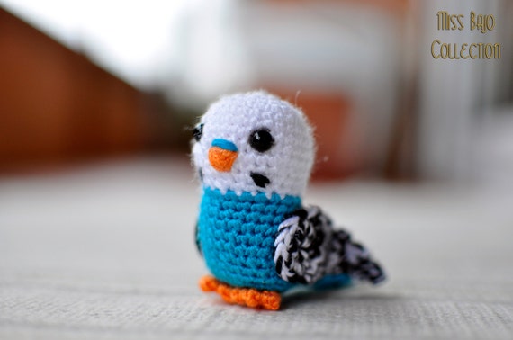 かわいい青と白のセキセイインコのぬいぐるみ - 手作りあみぐるみ