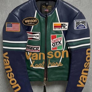 Puede incluir: Una chaqueta de moto Vanson Leathers en azul marino y verde con cremallera frontal. La chaqueta presenta múltiples parches bordados que incluyen Vanson Leathers, Champion, K&N, Castrol GTX, Bel-Ray y una bandera estadounidense. La palabra Vanson está impresa en amarillo en ambas mangas.