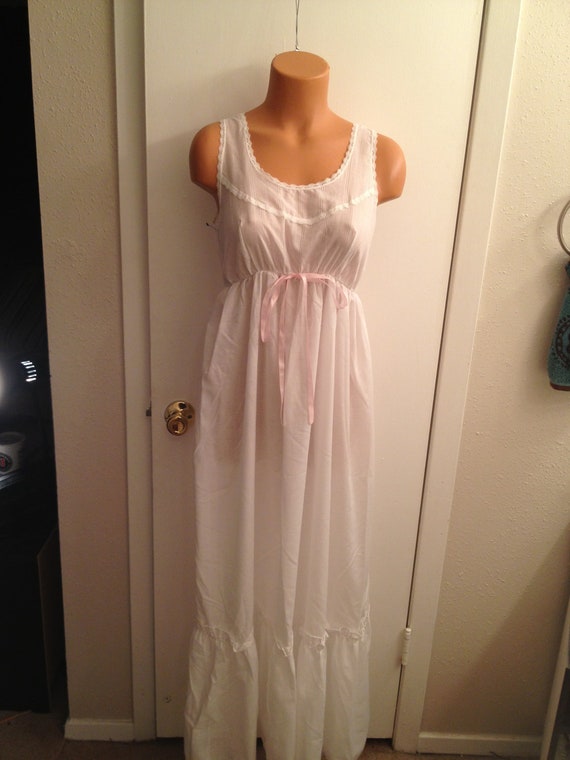 Vintage 1970s White Cotton Nightgown Ladies Night