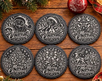 Puede incluir: Un juego de seis posavasos redondos de pizarra negra con grabados blancos de motivos navideños como Papá Noel, un muñeco de nieve, un lazo, un árbol de Navidad, campanas y un reno con trineo, cada uno con el texto Merry Christmas.