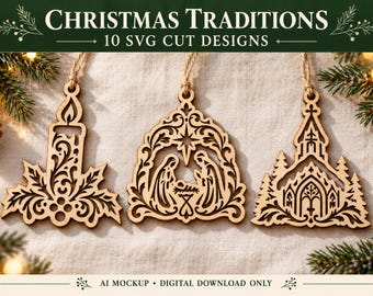 Puede incluir: Tres adornos navideños de madera marrón claro con intrincados diseños cortados a láser: una vela con hojas de acebo, un belén con una estrella y una iglesia rodeada de pinos. Cada adorno cuelga de un lazo de cuerda de yute.