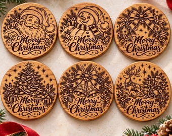 Puede incluir: Un juego de seis posavasos redondos de madera con diseños navideños grabados a láser, que incluyen a Santa Claus, un muñeco de nieve, un árbol de Navidad, campanas, una corona y un reno con trineo, con el texto Merry Christmas.