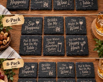 Puede incluir: Un juego de posavasos cuadrados de pizarra negra con bordes naturales y rugosos. Cada posavasos presenta textos e ilustraciones grabados en blanco relacionados con bebidas, incluyendo frases como Sip Happens y Drinks On Me.