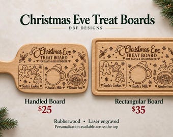Puede incluir: Dos tablas de madera de caucho de color marrón claro para Nochebuena con diseños grabados a láser. Una tabla tiene mango y la otra es rectangular. Ambas muestran ilustraciones de un hombre de jengibre, estrella, árbol, taza de leche y comida para renos.