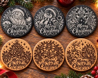 Puede incluir: Un juego de seis posavasos circulares con diseños navideños grabados. Tres son de pizarra oscura con imágenes de Santa, un muñeco de nieve y un lazo. Tres son de madera clara con un árbol de Navidad, campanas y un reno. Todos incluyen el texto Merry Christmas.