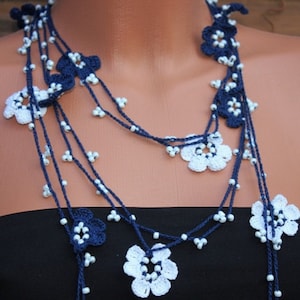 Collier au crochet bleu marine et blanc, collier Lariat, collier Open End, collier OYA, cadeau demoiselles d’honneur